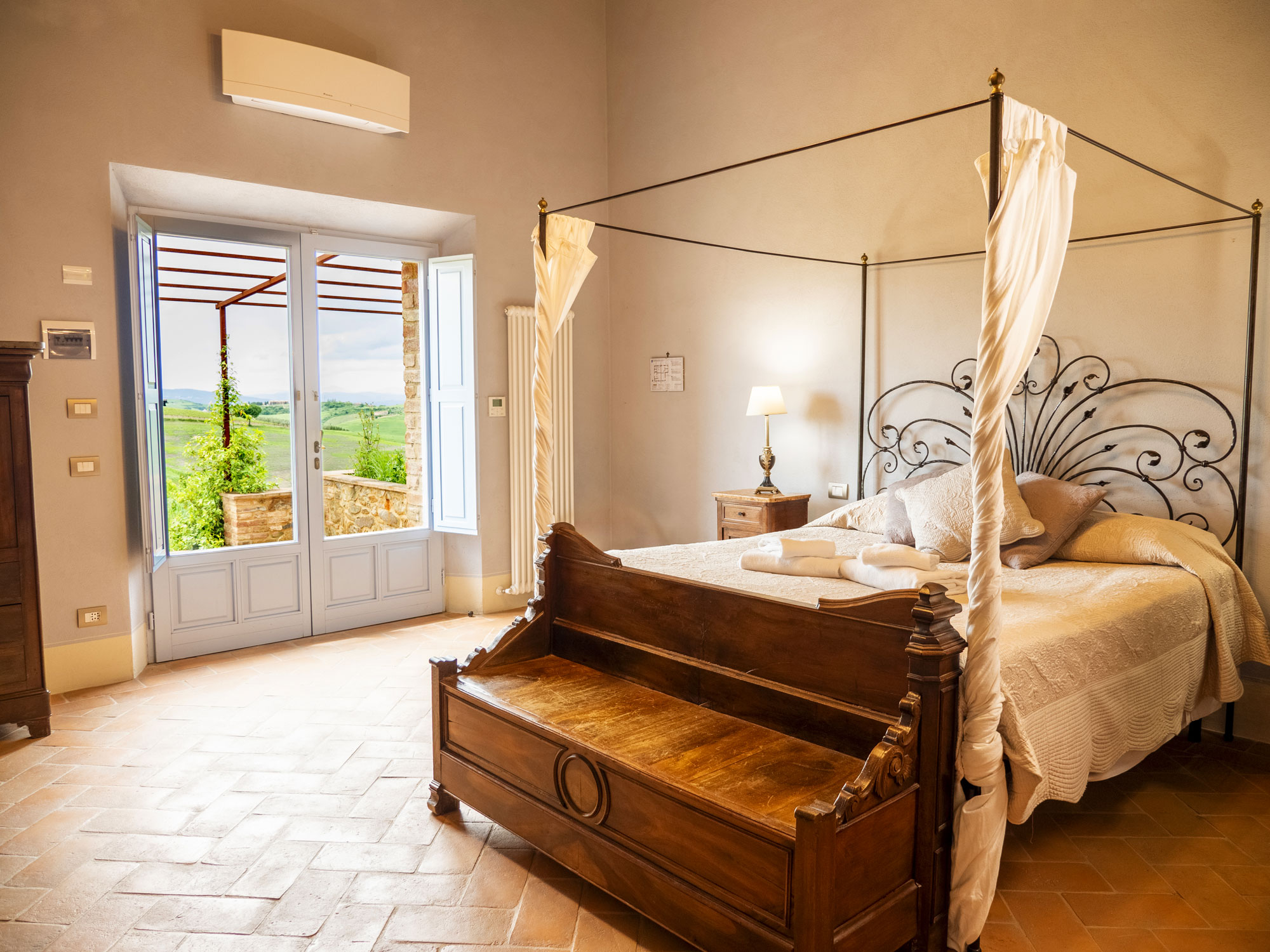 Deluxe Queen Suite - Cordella in Val d'Orcia Truffle and Olive Oil Resort, eleganza, comfort e dettagli creano un'esperienza indimenticabile (4)