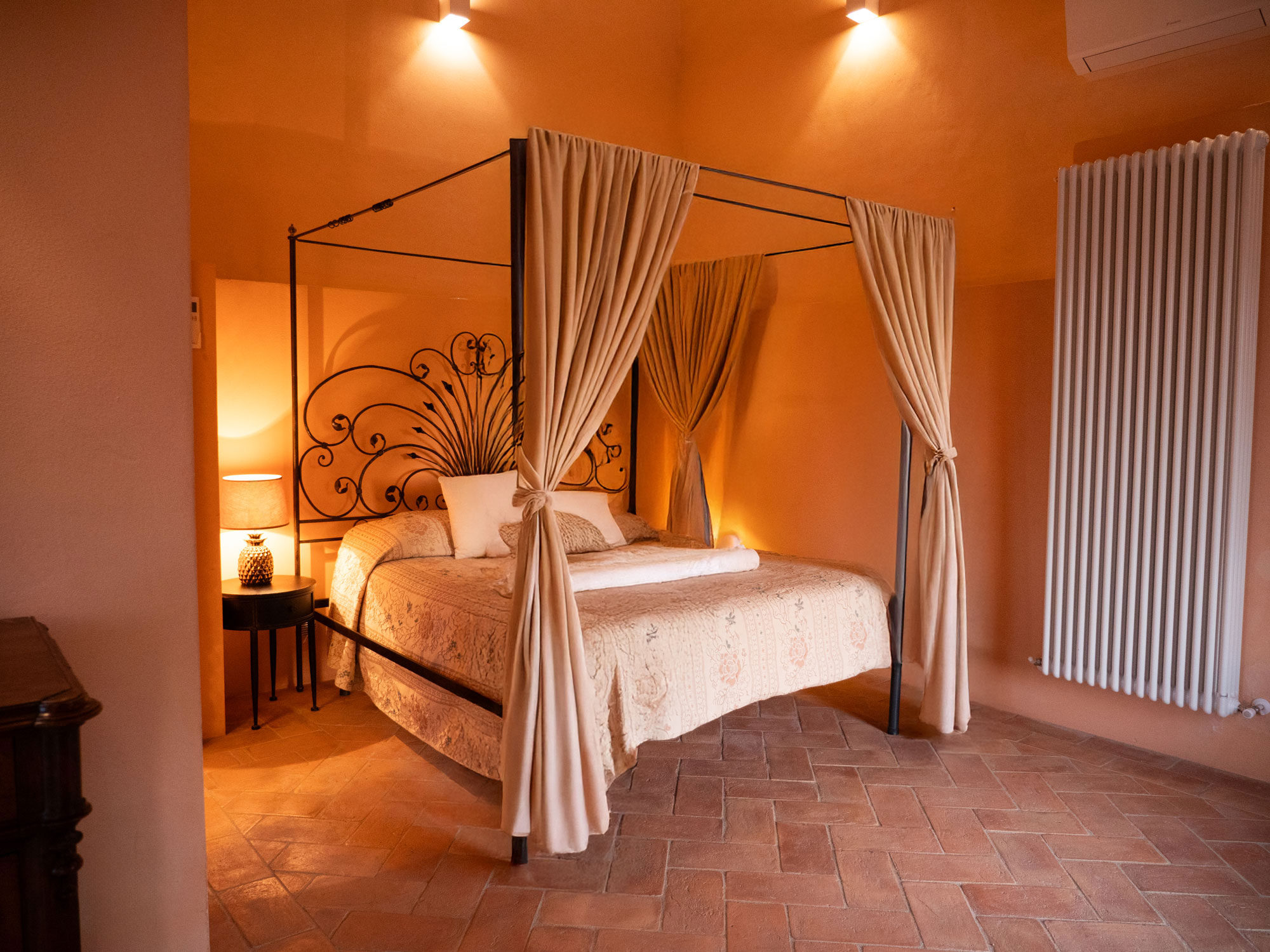 Superior King Room Fabio a Montalcino, prenota ora le tue vacanze in Val d'Orcia al Cordella Winery Resorts, Piscina e Cantina e Ristorante.
